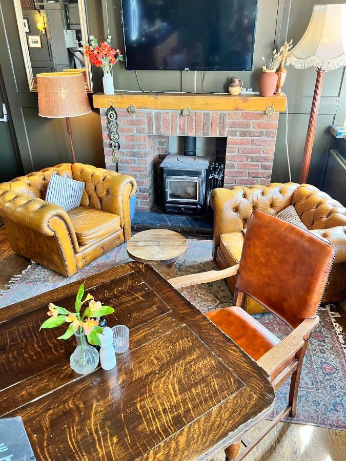 얼턴 White Hart B&B 외부 사진